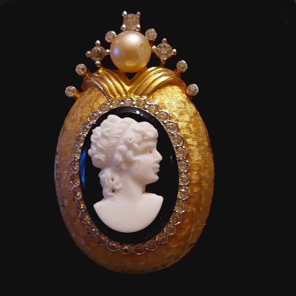 COPY - Victorian Revival Goldtone Cameo Brooch with Faux Pearl and Bright Rhine… - Picture 9 of 12